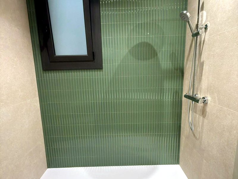 Ducha de obra con azulejo verde estriado — Barcelona