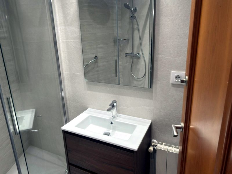 Baño con vanity de nogal y espejo LED integrado — Barcelona