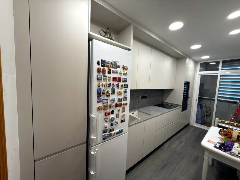 Cocina blanca a medida con encimera gris — Barcelona