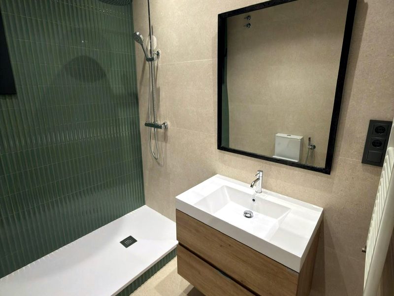 Ducha con revestimiento verde texturizado — Barcelona