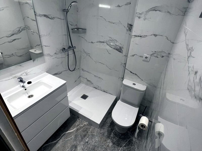 Reforma de baño con mármol y sanitarios suspendidos — Barcelona