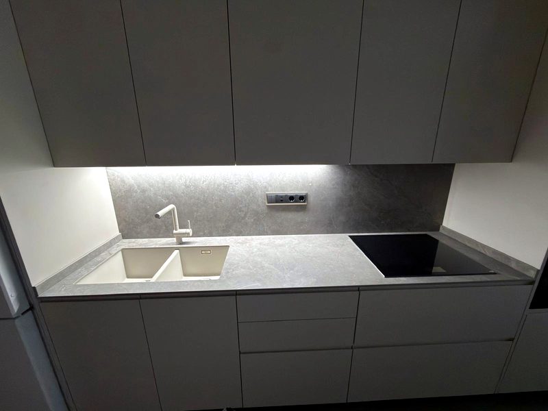 Cocina minimalista con placa de inducción — Barcelona
