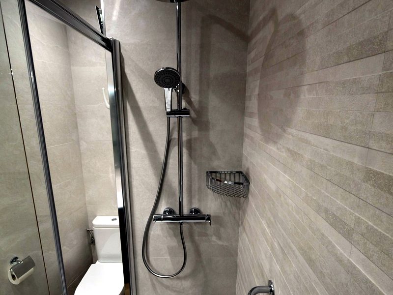Ducha con columna cromada y piedra natural — Barcelona