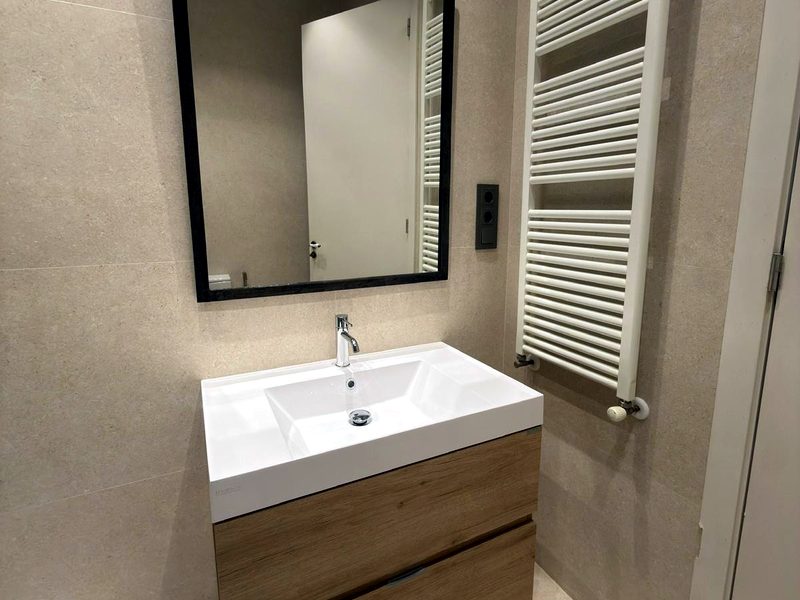 Baño con vanity de roble y radiador toallero — Barcelona
