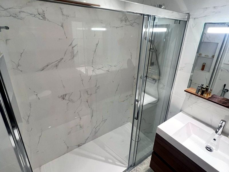 Ducha amplia con mampara corredera y vanity de nogal — Barcelona