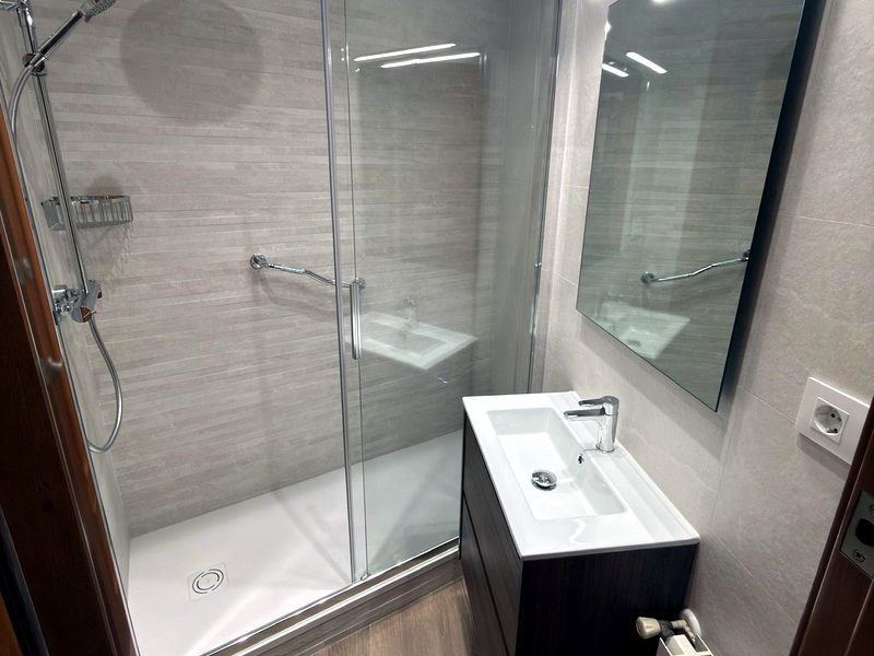 Baño con ducha de cristal y espejo LED — Barcelona
